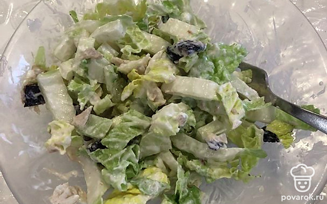 Салат из куриной грудки с черносливом, огурцом и пекинской капустой — Рецепт с фото