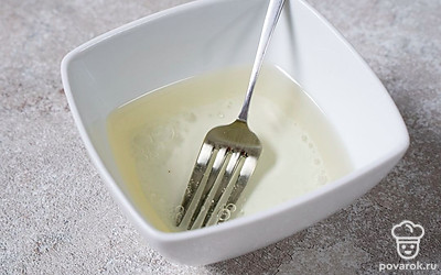 В растительное масло влейте уксус и тщательно перемешайте. Уксус можно взять обычный, яблочный или рисовый.