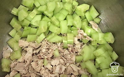 Огурец очистите от кожуры и нарежьте кубиком, чернослив обсушите и нарежьте кусочками. В салате должны быть примерно равные части курицы, чернослива и огурца.