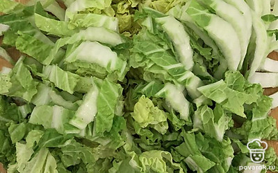 Нашинкуйте капусту. Посолите, добавьте майонез или сметану. Все тщательно перемешайте.