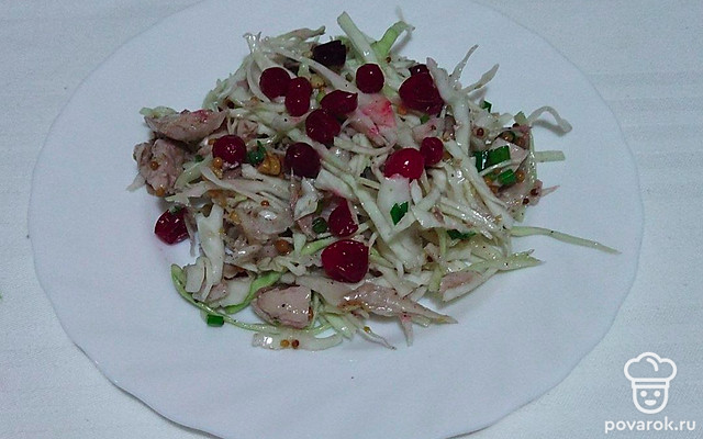 Быстрый и пикантный салат с грецким орехом, курицей и клюквой — Рецепт с фото