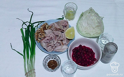 Куриное мясо отварите в подсоленной воде и дайте ему полностью остыть. Грецкий орех очистите.