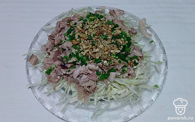 Зеленый лук нарежьте небольшими кусочками. Грецкий орех измельчите при помощи ножа или воспользуйтесь блендером. Отварное мясо нарежьте небольшими кусочками. Сложите все в продукты в глубокую миску.