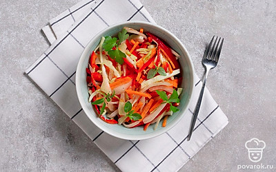 Посыпьте салат с капустой, морковью и уксусом зеленью и молотой паприкой, подавайте сразу после приготовления.