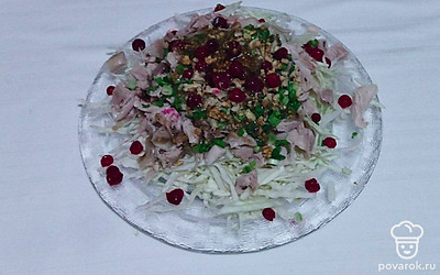 Нашинкуйте капусту и добавьте к салату. В отдельной миске сделайте заправку для салата. Для этого смешайте масло, горчицу, мед, соль, перед, лимонный сок. Заправьте салат и положите сверху клюкву.