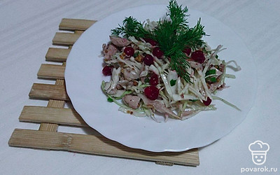 Салат выложите на плоскую тарелку небольшой горкой. Мелко измельчите немного зелени и украсьте ею салат. По желанию этот салат можете дополнить натертым сыром и выложить его в небольшие корзиночки и подавать к столу как маленькую закуску.