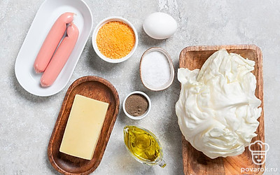 Куриное яйцо, зелень и капустные листья помойте. Сосиски освободите от оболочки.