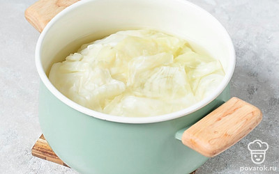 В широкой кастрюле вскипятите воду иварите капустные листья в течение 7 минут. Достаньте их из кипятка, разложите и оставьте остужаться.