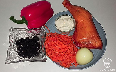 Снимите шкурку (кожу) с копченого окорочка. Почистите лук, промойте овощи (лук, перец). Из перца удалите семена.