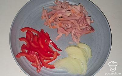 Копченое куриное мясо нарежьте соломкой. Болгарский перец нарежьте также соломкой, лук – полукольцами. В сервировочное блюдо выкладывайте салат слоями.