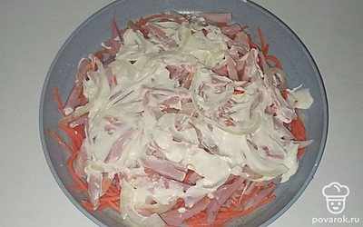 Первым слоем выложите морковь по-корейски. Затем нарезанное куриное мясо. Следующим слоем выложите лук и смажьте немного майонезом. Сверху выложите красиво болгарский перец, украсьте салат маслинами.