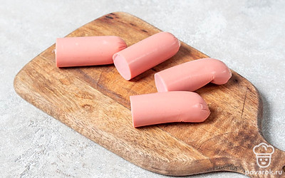 Сосиски разрежьте пополам.