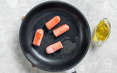 Смажьте растительным маслом сковороду и обжарьте сосиски в течение 2 минут на среднем огне.