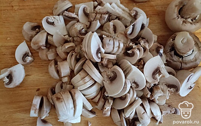 Помойте и нарежьте грибы.