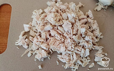 Отварите куриную грудку и порежьте кубиками.