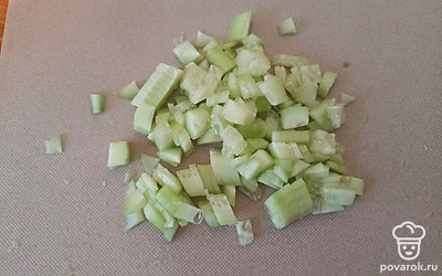 Огурцы также нарежьте кубиками.