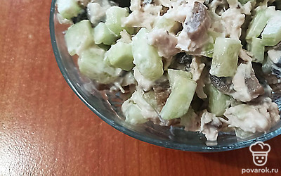 Все ингредиенты смешайте вместе и заправьте майонезом.