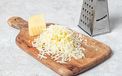 Сыр натрите на терке.