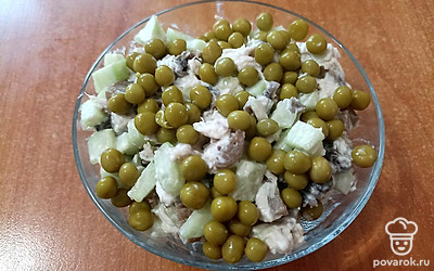 Положите салат в салатницу, посыпьте его сверху зеленым горошком: он прекрасно сочетается с данным салатом.