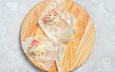 Присыпьте сосиску тертым сыром.