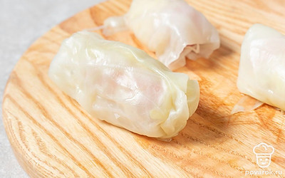 Скрутите капустный лист по принципу голубцов: подверните нижний край, потом с боков, а затем скрутите тугой рулетик. Можно закрепить его зубочисткой.