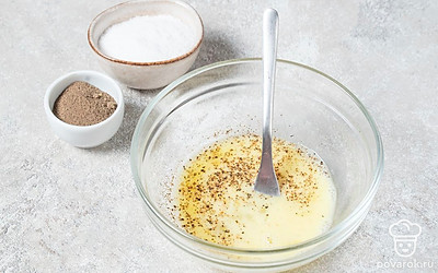 В небольшой миске взбейте вилкой или венчиком куриное яйцо с солью и черным молотым перцем.