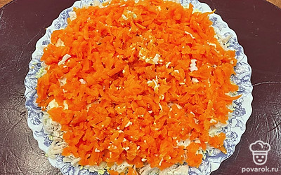 Отварите морковь, натрите на крупной терке и уложите вторым слоем. Смажьте майонезом.