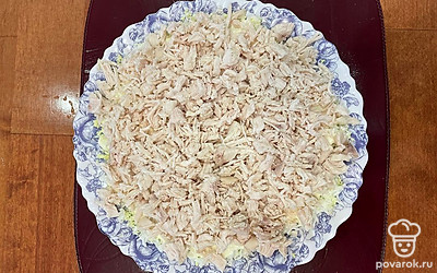 Отварную куриную грудку нарежьте мелкими кусочками. Выложите на морковь и снова смажьте майонезом.