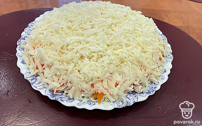 Натрите сыр твердых сортов, выложите следующим слоем и промажьте майонезом. 