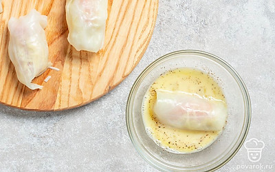 Обмакните капустный рулетик в яйцо.