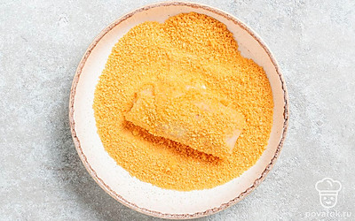 Обваляйте его в панировочных сухарях.