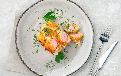 Подавайте сосиски в капусте горячими, посыпав измельченной зеленью петрушки и кинзы.