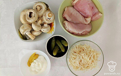 Ополосните куриную грудку под проточной водой, промойте шампиньоны. Очистите корень сельдерея и натрите его на терке.