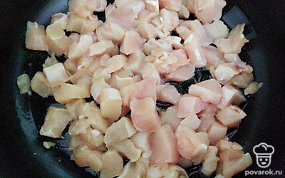 Куриную грудку нарежьте на средние кубики. Обжарьте мясо на сковороде до готовности.