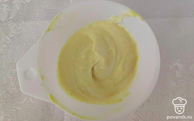 Приготовьте заправку. В отдельной емкости перемешайте майонез и горчицу до однородной консистенции.