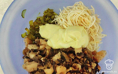 Мелко нарежьте огурцы. Перемешайте все ингредиенты: куриную грудку с грибами, огурцы, тертый сельдерей и соус.