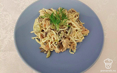 Готовый салат подавайте порционно, украсив веточкой свежей зелени.