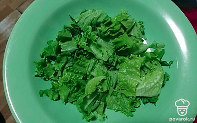 Пока жарится курица, нарезаем салат.