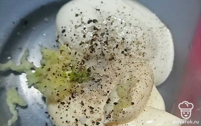 Смешать соус для салата из майонеза, сметаны и чеснока.