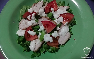 Выложить на блюдо салат, затем курицу, помидор и полить все соусом.
