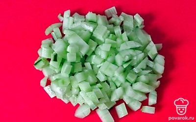 Огурец нарезжьте мелкими кубиками.