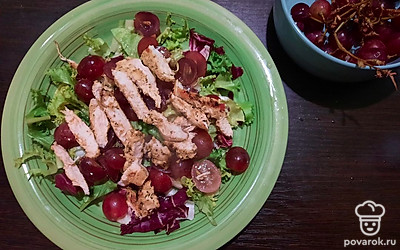 Готовую куриную грудку нарежьте на небольшие кусочки, выложите на тарелку.