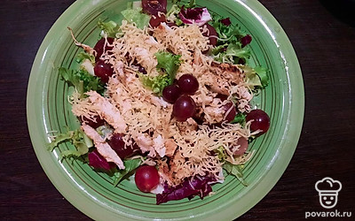 Сверху посыпьте сыром.