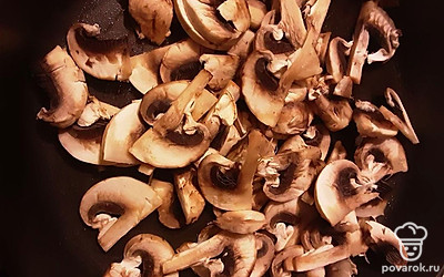 Шампиньоны выложите на горячую сковороду, смазанную растительным маслом и обжарьте до готовности периодически помешивая. В конце жарки грибы посолите, поперчите.