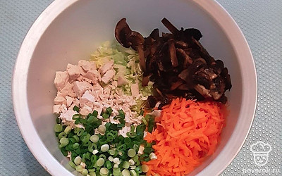 Приготовьте заправку. Для этого в пиале соедините сметану, майонез, соль, молотый черный перец, чеснок и хорошо перемешайте до однородной консистенции. Перед подачей на стол, все подготовленные продукты (грибы, куриное филе, пекинскую капусту, зелёный лук, морковь) смешайте с приготовленной заправкой.