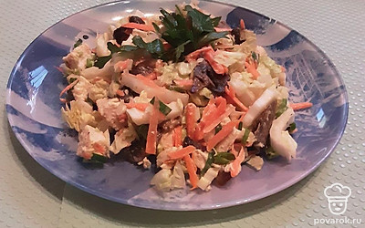 Уложите блюдо в салатник, украсьте веточками свежей зелени или посыпьте измельченным зеленым луком и укропом.