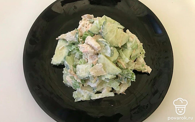 Вкусный салат из куриного филе и овощей, заправленных сметаной — Рецепт с фото