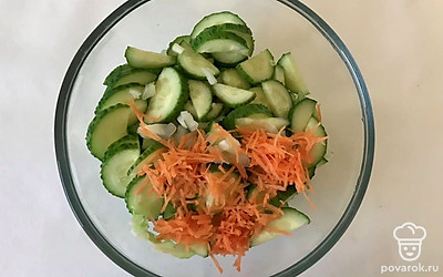 Подготовьте кастрюлю с подсоленной водой и отварите куриное филе. В глубокую миску добавьте капусту, морковь, лук и огурцы.