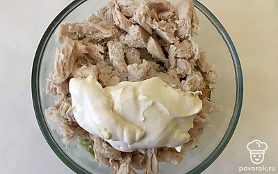 Нарежьте мелко куриное филе и положите в миску. Затем добавьте соль по вкусу и сметану. Тщательно перемешайте салат.