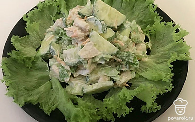 Перед подачей выложите салат на свежие листья салата. Посыпьте сверху блюдо семенами льна. По желанию полейте немного соевым соусом для вкуса.